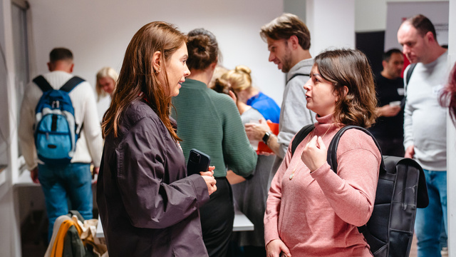Personen beim Netzwerktreffen im Austausch