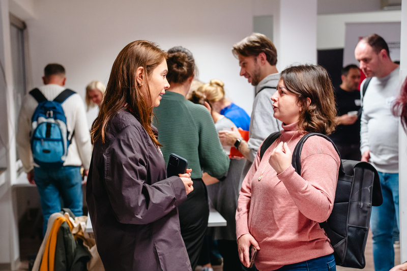 Personen beim Netzwerktreffen im Austausch