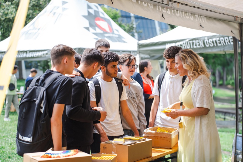 Schüler im Austausch mit Unternehmensvertreterin