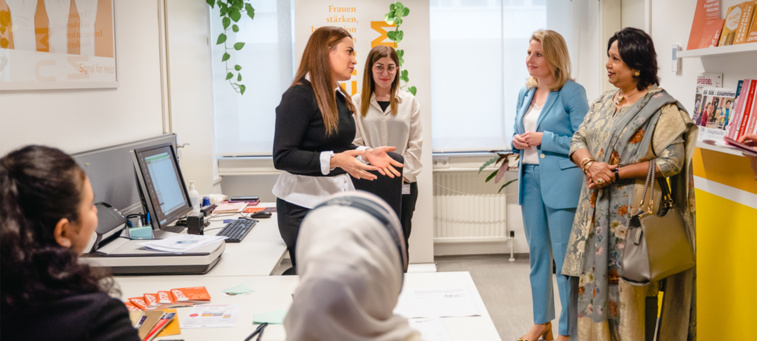 UN-Sonderbeauftragte Pramila Patten und Integrationsministerin besuchen ÖIF-Frauenzentrum