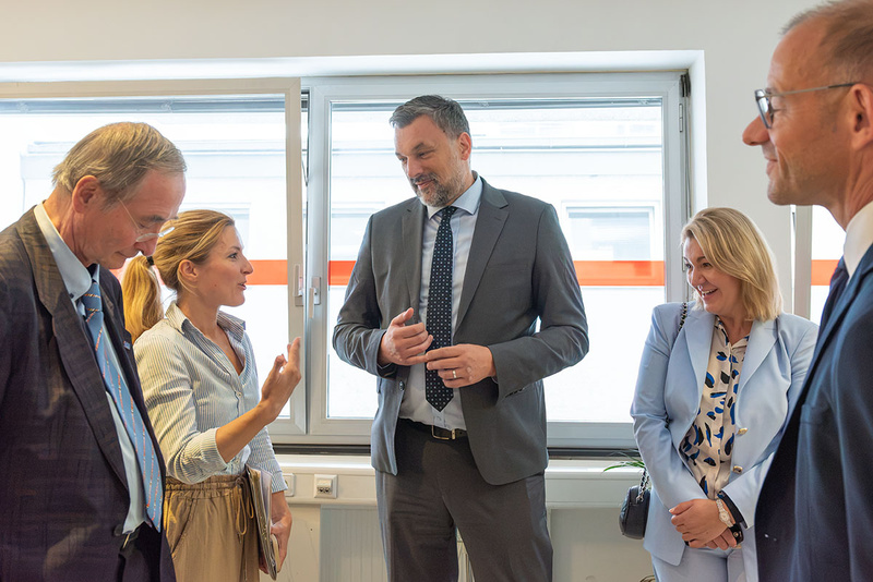  Im Bild ist die Delegation im gemeinsamen Austausch mit Vertreter/innen des ÖIF zu sehen.