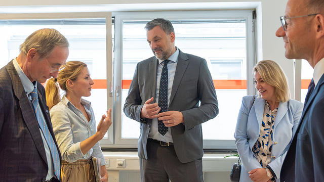  Im Bild ist die Delegation im gemeinsamen Austausch mit Vertreter/innen des ÖIF zu sehen.