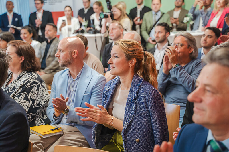 Diverse Fachgruppe diskutiert in Konferenzraum