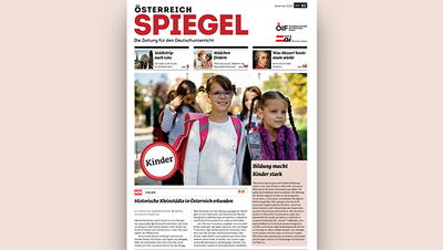 Zwei lächelnde Mädchen mit Rucksäcken auf dem Weg zur Schule, umgeben von weiteren Kindern.
