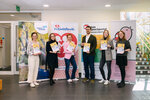 Sechs Personen halten Bücher in der Hand, umgeben von Banner mit den Logos verschiedener Organisationen.