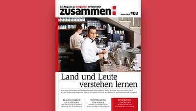 Ein Barista serviert Kaffee in einem Café; der Titel des Magazins lautet "Land und Leute verstehen lernen".