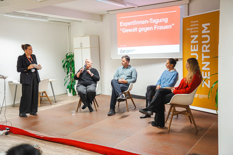 Expert:innen diskutieren auf einer Tagung über das Thema "Gewalt gegen Frauen".