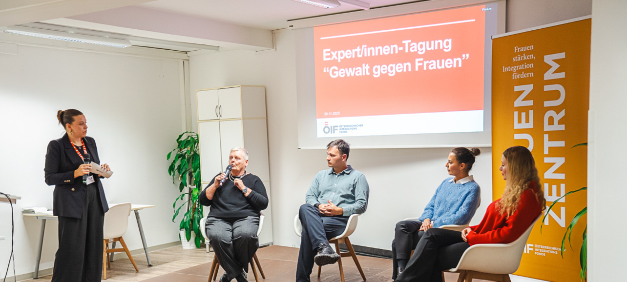 Expert:innen diskutieren auf einer Tagung über das Thema "Gewalt gegen Frauen".