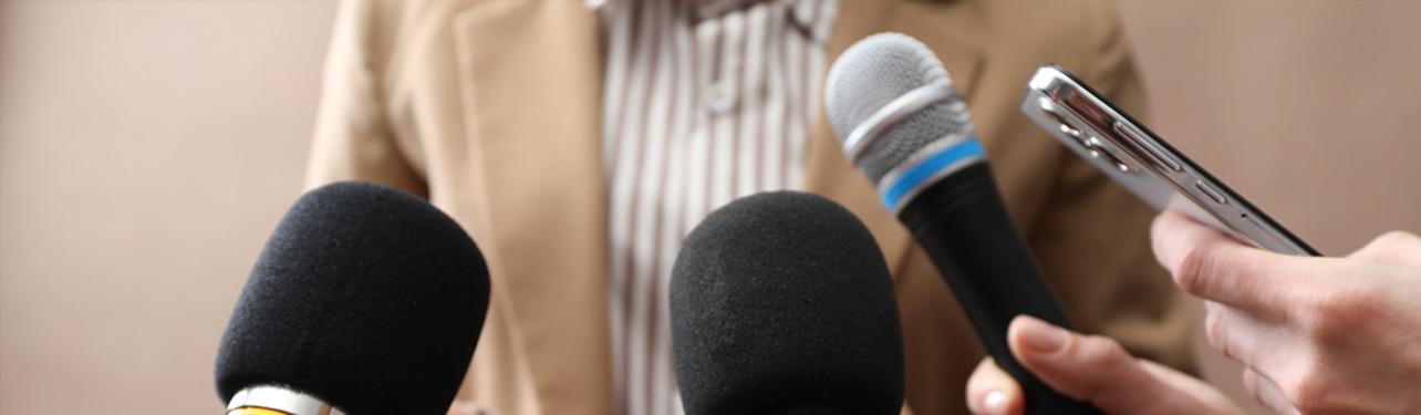 Mikrofone und ein Smartphone bei einer Pressekonferenz