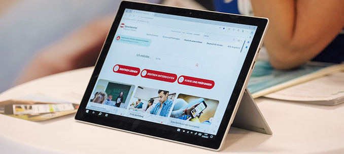 Tablet mit Webbrowser auf einem Tisch.