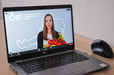 Eine Frau hält eine Schale mit Gemüse und Obst vor einem Grafik-Hintergrund.