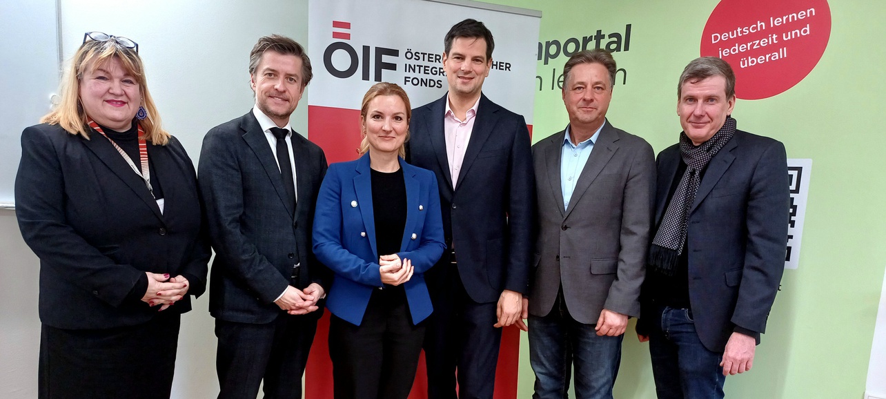 Gruppe von Personen bei einer Veranstaltung.