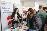 Teilnehmer/innen aus ÖIF-Deutschkursen informierten sich über Einstiegsmöglichkeiten in die Pflege. © ÖIF/Soldatenko