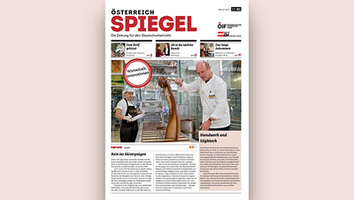Titel der Zeitung "ÖSTERREICH SPIEGEL" mit einem Koch, der Teig in der Küche zubereitet.