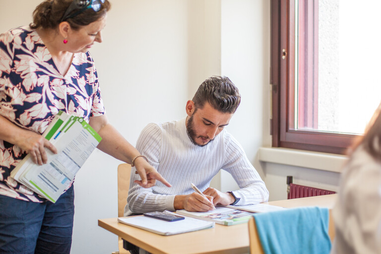 A person is learning German in an ÖIF German course.