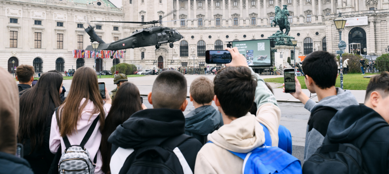 Slider Jugendliche bei der KP am Heldenplatz