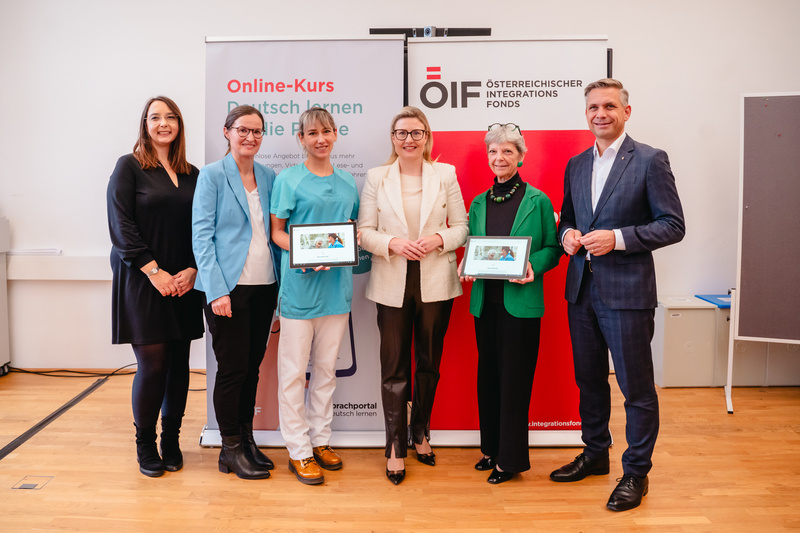 Sechs Personen präsentieren Tablets und einen Online-Kurs für Deutsch in der Pflege.