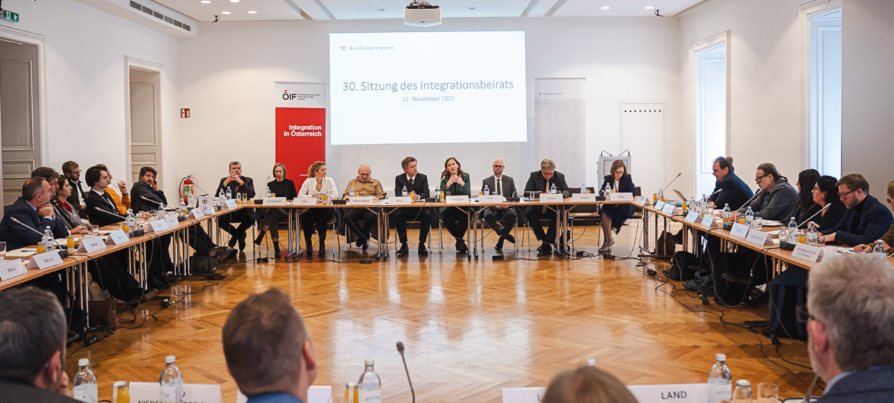 30. Sitzung des Integrationsbeirats mit Teilnehmern an einem runden Tisch.
