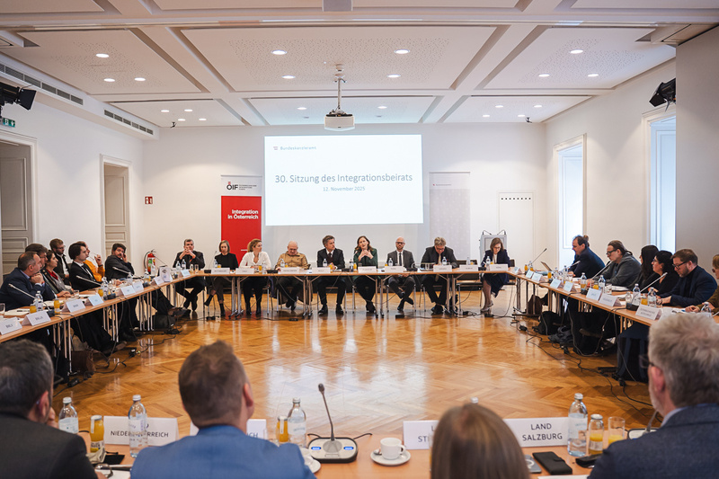 30. Sitzung des Integrationsbeirats mit Teilnehmern an einem runden Tisch.