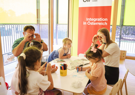 Eine Gruppe von Kindern sitzt an einem Tisch