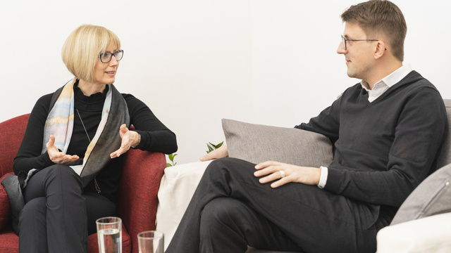 Mentor und Mentee im Austausch
