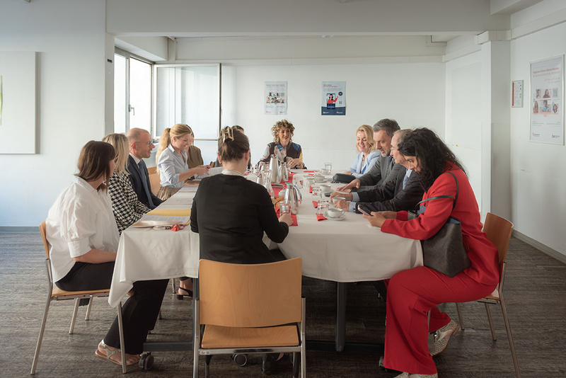 Der Außenminister von Bosnien und Herzegowina, Elmedin Konaković, im Austausch mit dem stellvertretenden ÖIF-Direktor Roland Goiser, ÖIF-Mitarbeiter/innen und weiteren Mitgliedern der Delegation. 