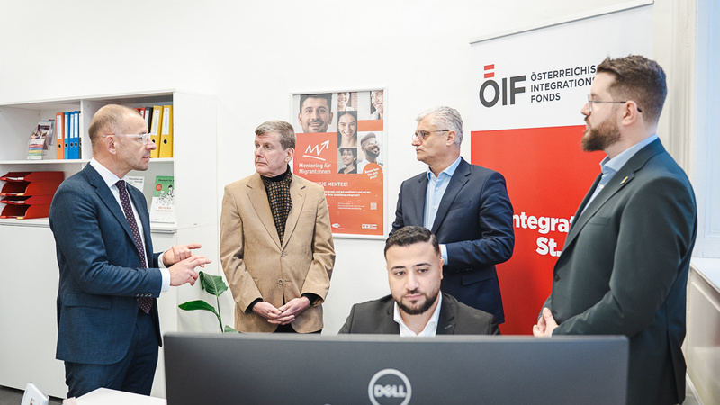 Fünf Männer im Gespräch in einem Büro des Österreichischen Integrationsfonds.