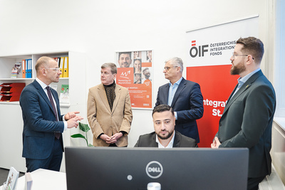 Fünf Männer im Gespräch in einem Büro des Österreichischen Integrationsfonds.