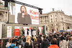 Plakolm hält eine Rede