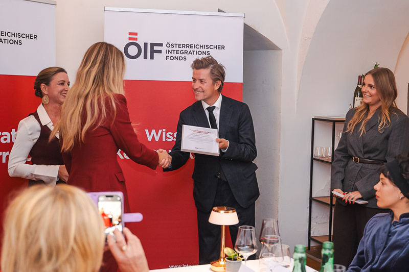 ÖIF-Direktor Franz Wolf übergibt den Forschungspreis