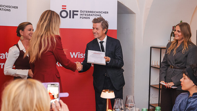ÖIF-Direktor Franz Wolf übergibt den Forschungspreis