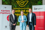 Drei Personen stehen vor einer grünen Wand mit dem Slogan "Gelb ist das neue Grün".