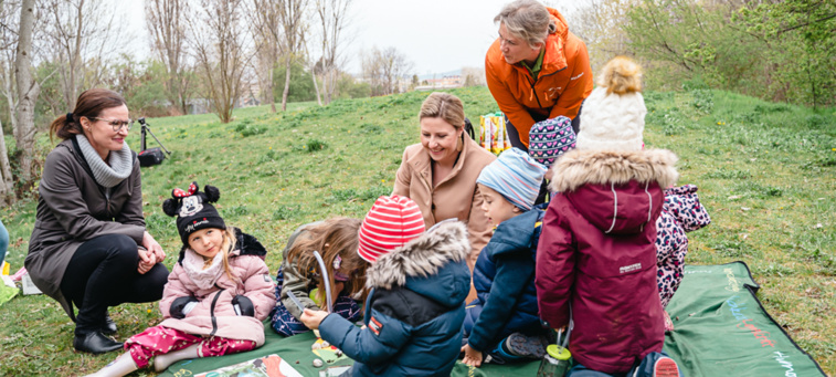 Frühe Sprachförderung in der Natur: ÖIF und Alpenverein präsentieren Kinderbuch „Draußen“ mit Integrationsministerin Susanne Raab