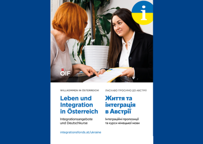 Zwei Frauen diskutieren über Integrationsangebote in Österreich, unterstützt durch Informationsmaterialien.