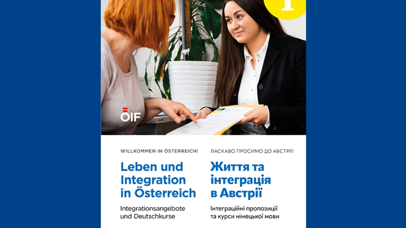 Zwei Frauen diskutieren über Integrationsangebote in Österreich, unterstützt durch Informationsmaterialien.