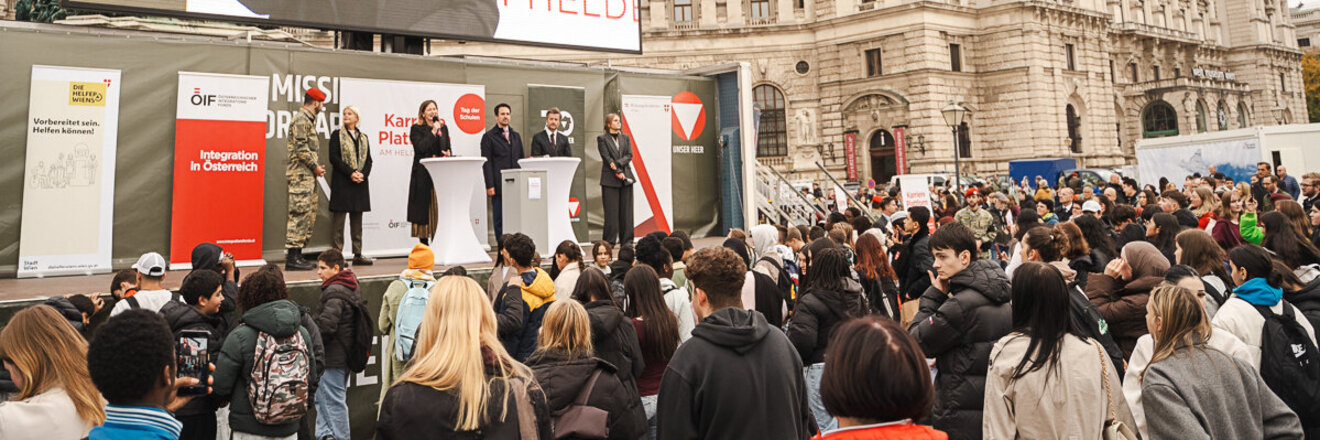 Menschenmenge vor Bühne am Heldenplatz für Karriereplattform
