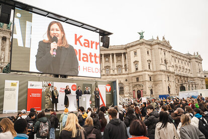 Integrationsministerin Bauer spricht auf Heldenplatz-Bühne