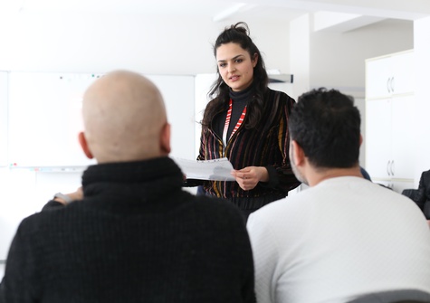 Eine Frau spricht vor Publikum