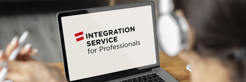 Eine Person sitzt vor einem Laptop mit der Aufschrift „Integration Service for Professionals“.