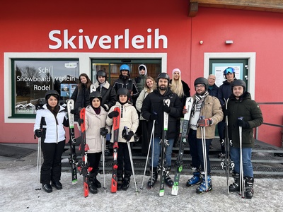 Die Teilnehmer/innen vor der Skischule