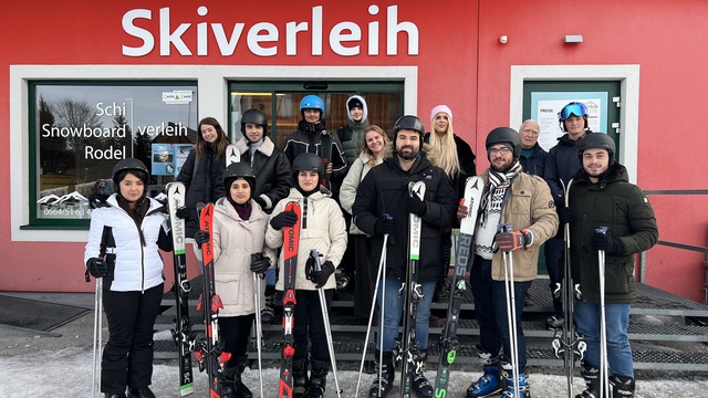 Die Teilnehmer/innen vor der Skischule