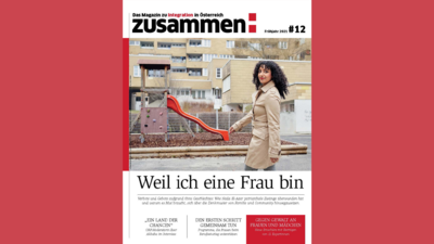 Eine Frau in einem hellen Mantel steht vor einem Spielplatz, mit einem Slogan über Feminismus im Vordergrund.