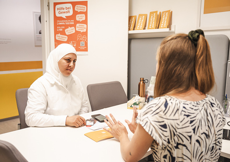 Zwei Frauen führen ein Beratungsgespräch