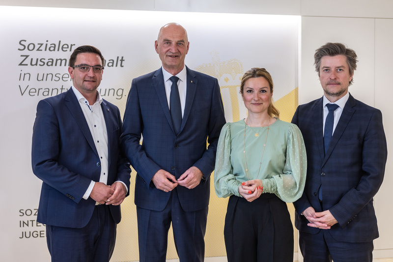 Bild der Pressekonferenz-Teilnehmer/innen