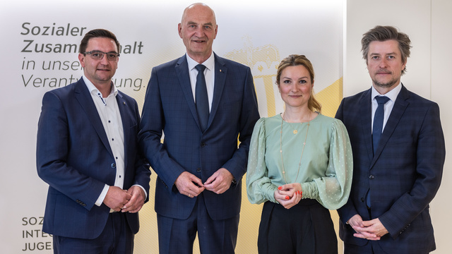 Bild der Pressekonferenz-Teilnehmer/innen