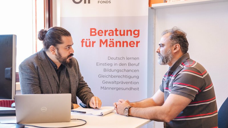 Berater und Mann im Austausch beim Beratungsgespräch