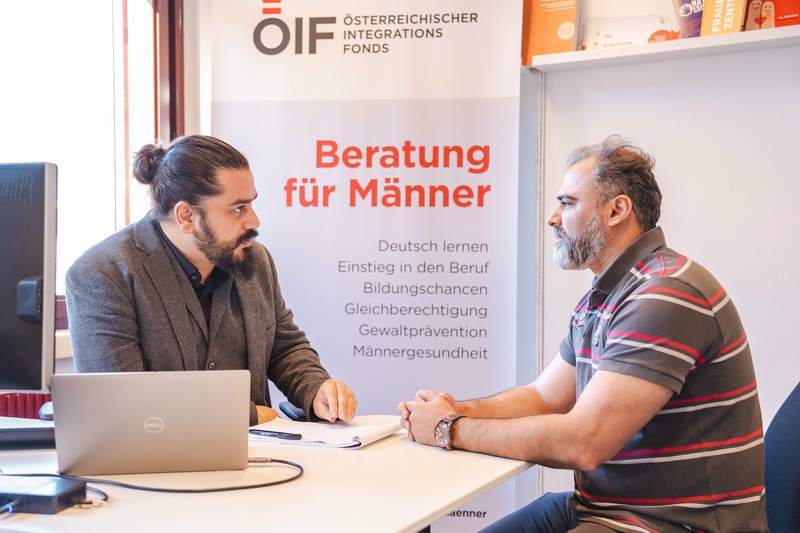 Berater und Mann im Austausch beim Beratungsgespräch