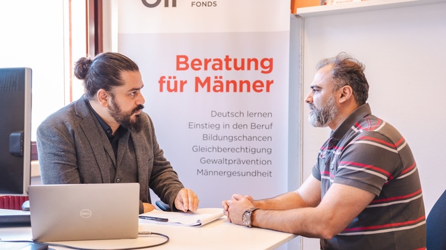 Berater und Mann im Austausch beim Beratungsgespräch