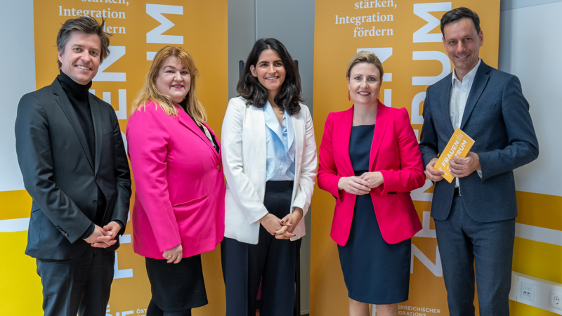 Gruppenszene von fünf Personen, die sich für Integration und Frauenpower einsetzen.