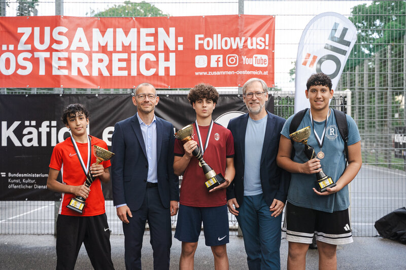 Roland Goiser (2. v. l.) und Alex Bodmann (2. v. r.) gemeinsam mit drei erfolgreichen Teilnehmern der Käfig League bei der Siegerehrung.